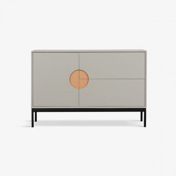 SHAYA קומודה נורדית אפורה בשילוב ידית אינטגרלית עגולה בגוון אפרסק